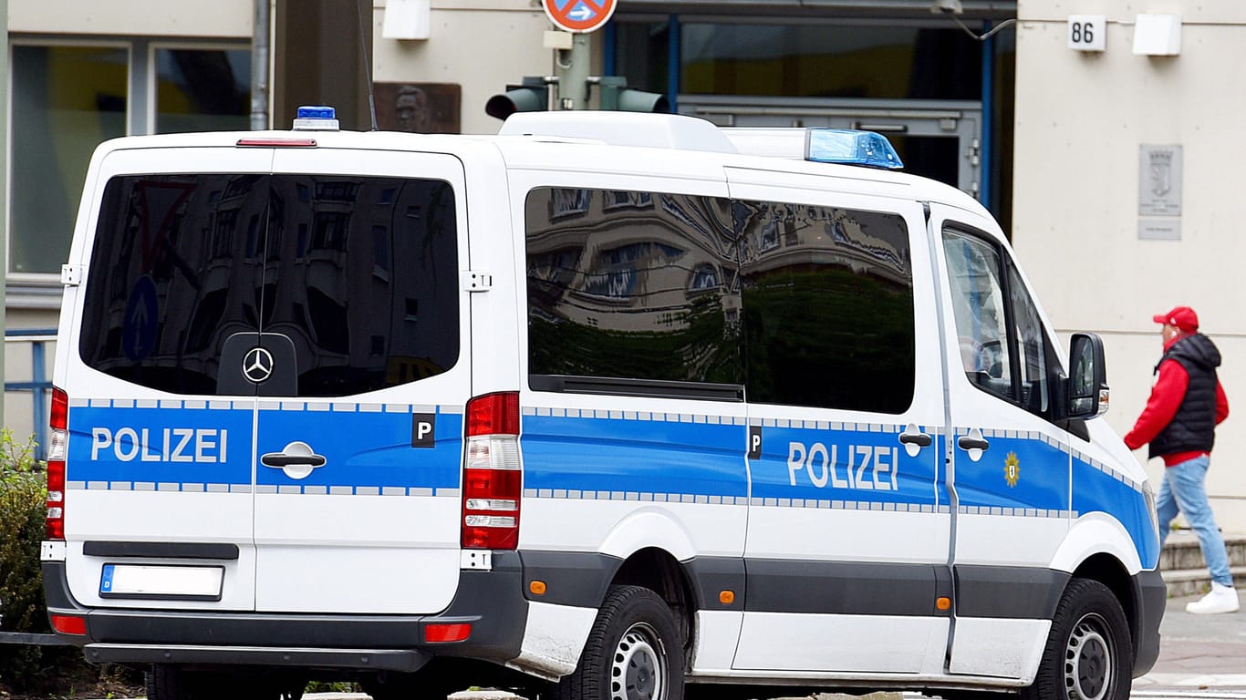 Ein Wagen der Berliner Polizei in Friedrichshain (Archivbild): Zwei Streifenpolizisten fanden sich in einem wohl unerwarteten Einsatz wieder.