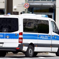 Ein Wagen der Berliner Polizei in Friedrichshain (Archivbild): Zwei Streifenpolizisten fanden sich in einem wohl unerwarteten Einsatz wieder.