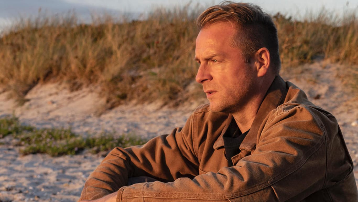Szene aus "Nord bei Nordwest": Hinnerk Schönemann spielt in der ARD-Reihe seit über sieben Jahren die Rolle von Tierarzt Hauke Jacobs.