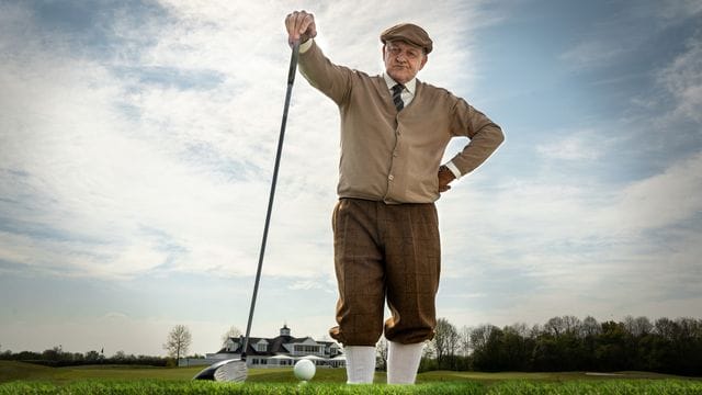 Privatdetektiv Georg Wilsberg (Leonard Lansink) auf dem Golfplatz.