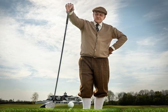 Privatdetektiv Georg Wilsberg (Leonard Lansink) auf dem Golfplatz.