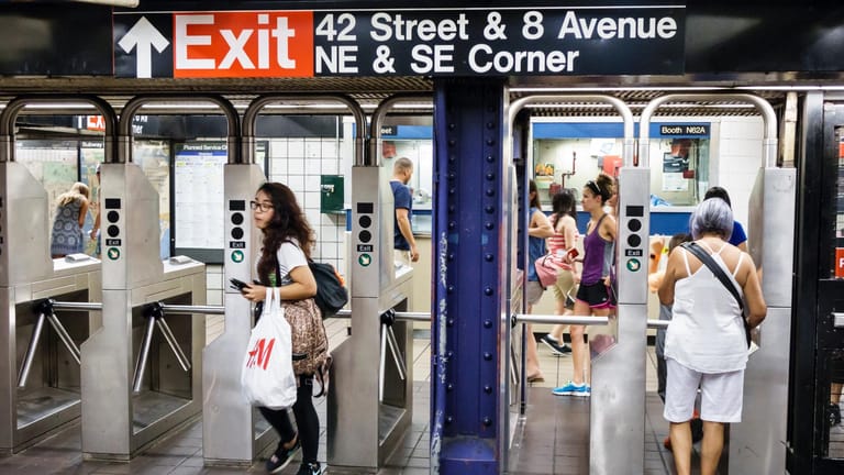 U-Bahn am Times Square (Archivbild): Eine Frau ist gestorben, nachdem ein Mann sie auf die Gleise gestoßen hatte.