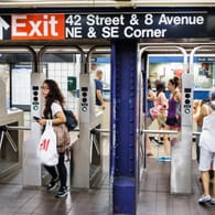 U-Bahn am Times Square (Archivbild): Eine Frau ist gestorben, nachdem ein Mann sie auf die Gleise gestoßen hatte.