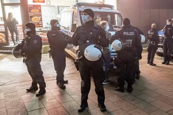 Polizisten vor einem Laden in Lüdenscheid während einer Corona-Demonstration: Gewaltbereite Impfgegner bereiten auch dem Handel zunehmend Probleme.
