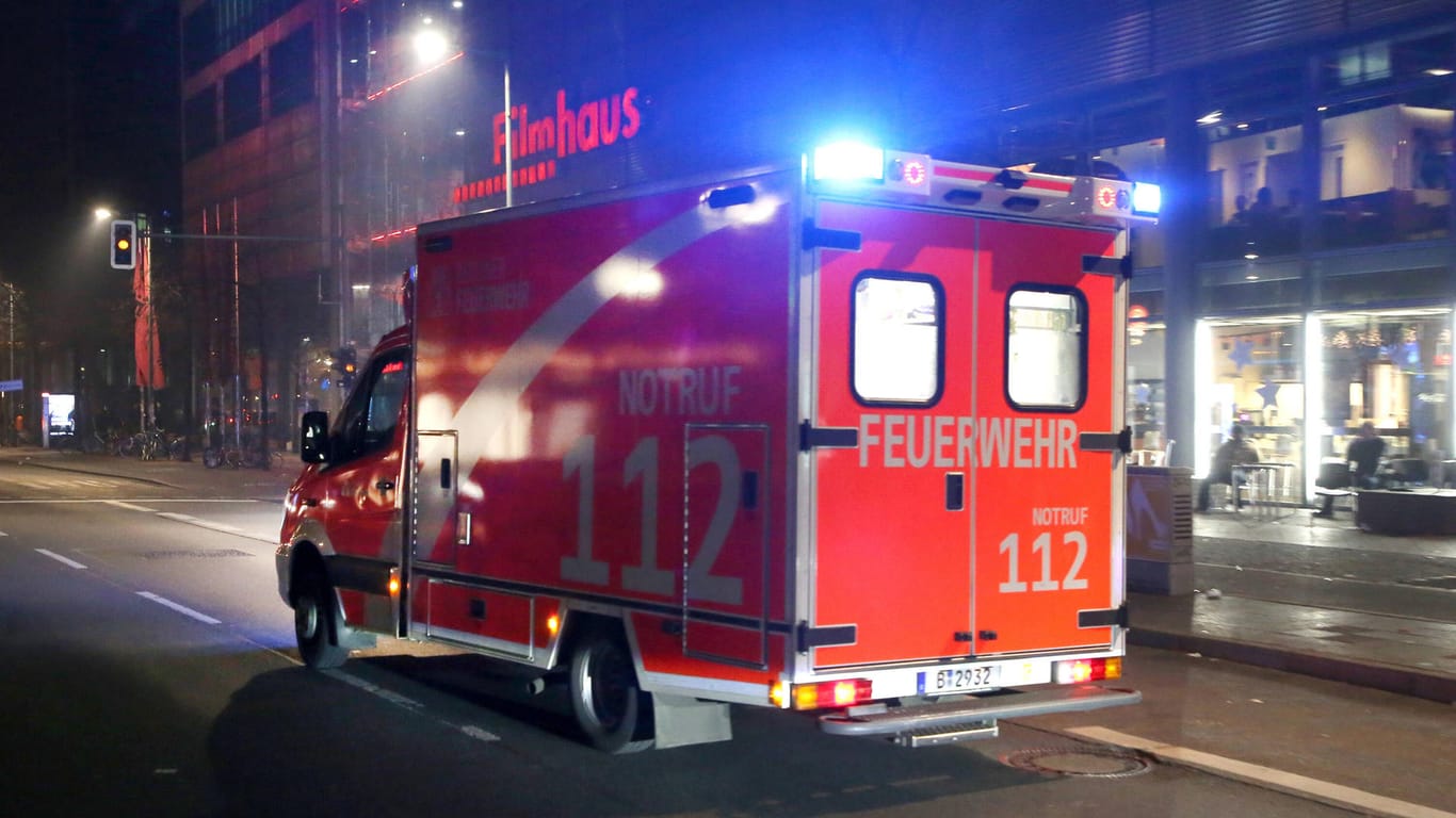 Ein Rettungswagen fährt durch die Berliner Nacht (Archivbild): Gegen 1 Uhr morgens kam es zu der Auseinandersetzung.