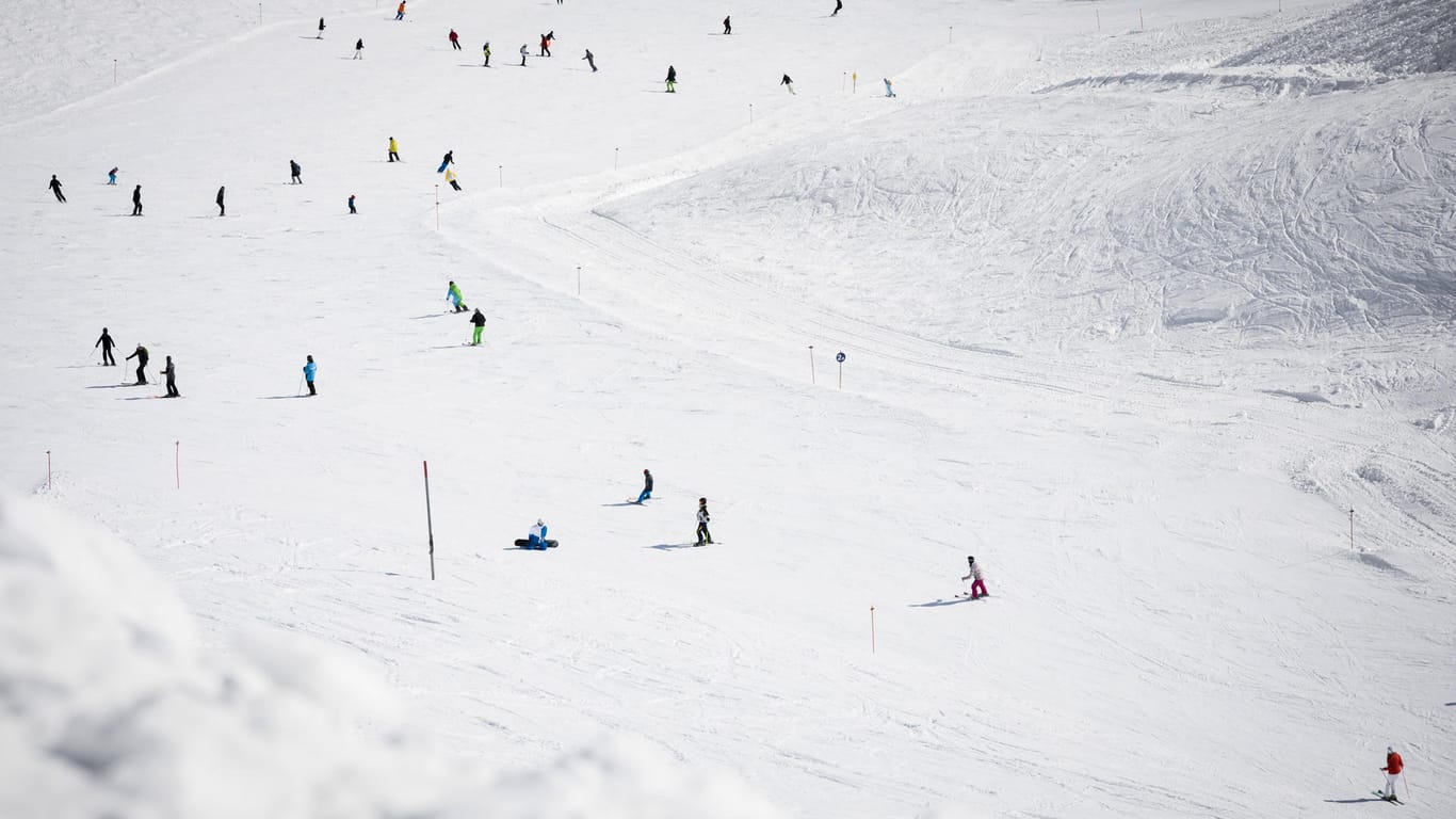 Skifahrer auf der Zugspitze (Symbolbild): Eine Frau wurde schwer verletzt gefunden.