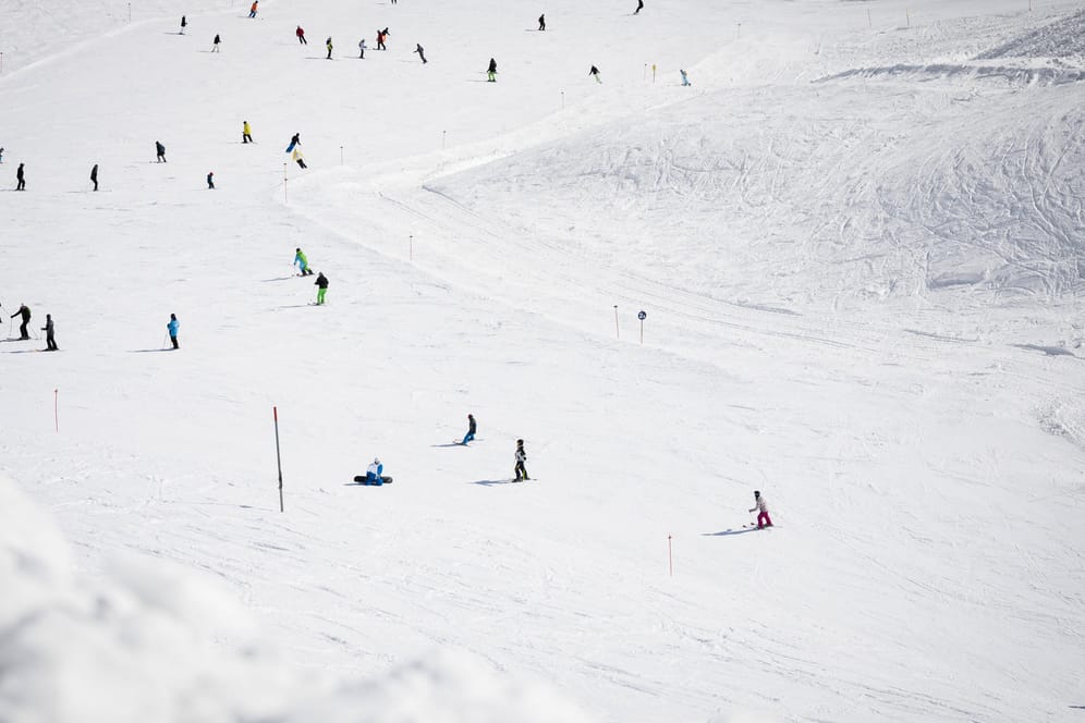 Skifahrer auf der Zugspitze (Symbolbild): Eine Frau wurde schwer verletzt gefunden.