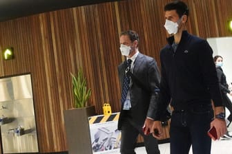 Novak Djokovic am Flughafen von Melbourne vor seiner Abreise.