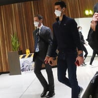 Novak Djokovic am Flughafen von Melbourne vor seiner Abreise.