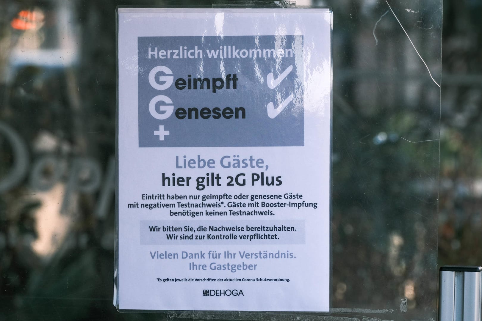 Zutritt nur für Geimpfte und Genesene mit Negativ-Test: Die 2G-plus-Regel gilt nun in vielen Bundesländern auch in der Gastronomie.