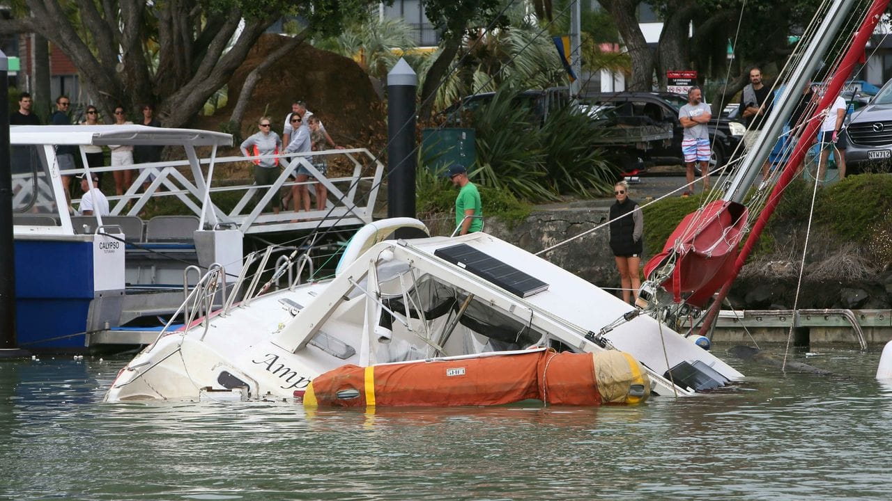 Der Tsunami hat in Neuseeland Boote zerstört. Der Tsunami hat in Neuseeland Boote zerstört.