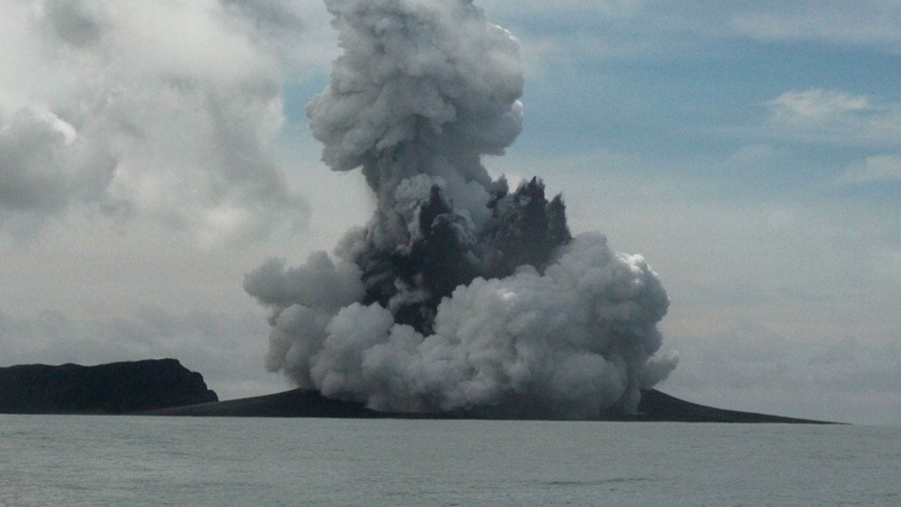 Eine Aschewolke und Gase steigen nach dem Vulkan-Ausbruch auf. Eine Aschewolke und Gase steigen nach dem Vulkan-Ausbruch auf.