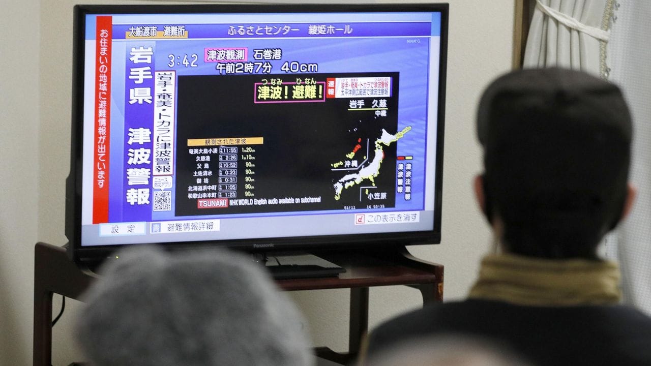 Aufmerksam verfolgen die Menschen die Tsunami-Warnungen für die Gebiete an der japanischen Pazifikküste. Aufmerksam verfolgen die Menschen die Tsunami-Warnungen für die Gebiete an der japanischen Pazifikküste.