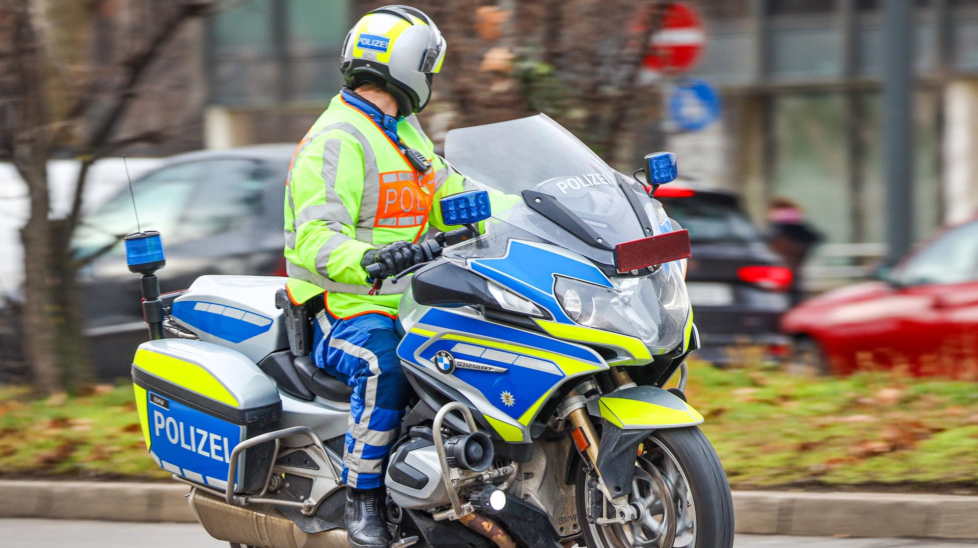 Ein Polizist auf Motorradstreife (Symbolbild): Die Beamten mussten Pfefferspray einsetzen. Ein Polizist auf Motorradstreife (Symbolbild): Die Beamten mussten Pfefferspray einsetzen.
