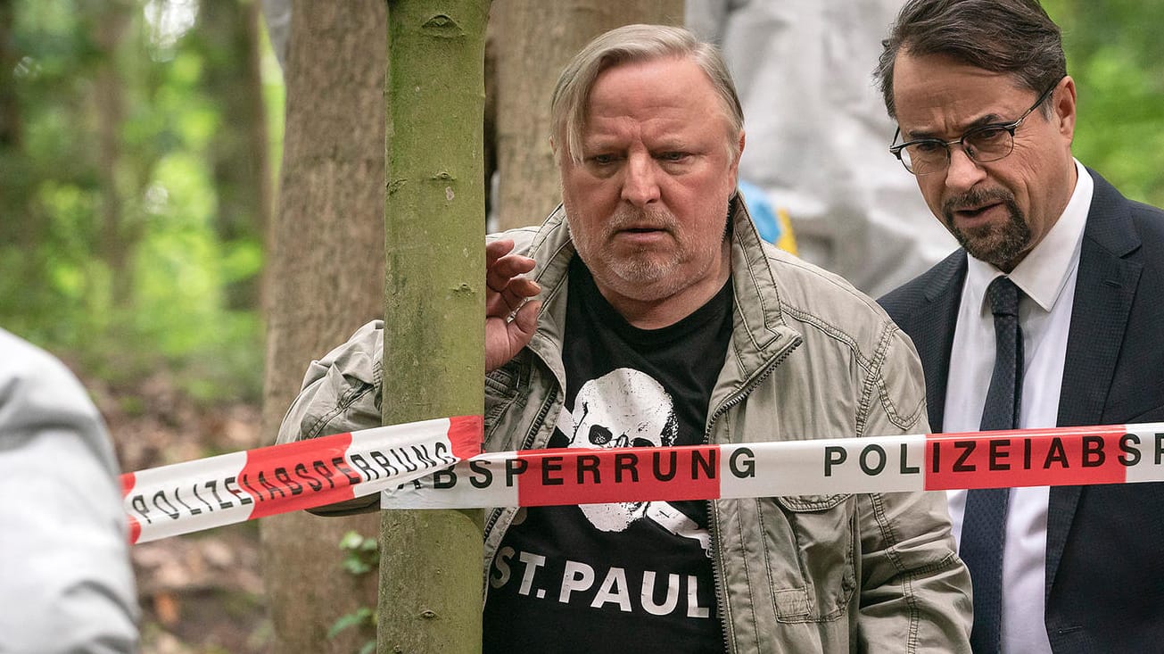 "Des Teufels langer Atem": Frank Thiel (Axel Prahl) trifft mit Prof. Karl-Friedrich Börne (Jan Josef Liefers) am Tatort ein.