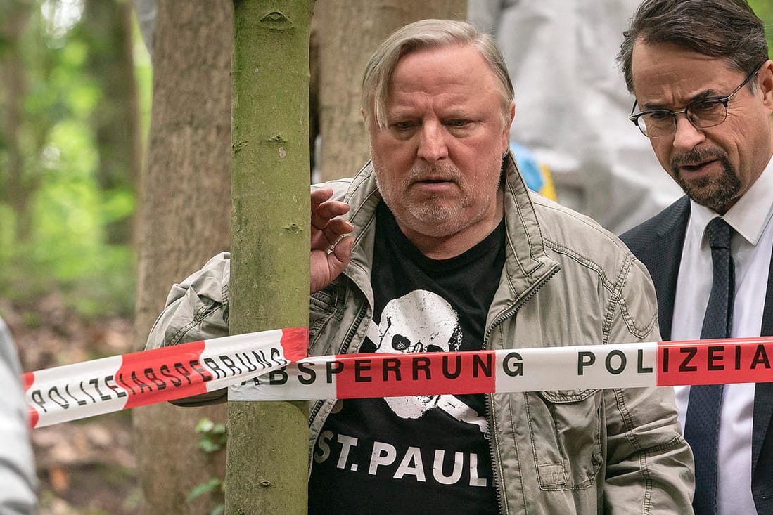 "Des Teufels langer Atem": Frank Thiel (Axel Prahl) trifft mit Prof. Karl-Friedrich Börne (Jan Josef Liefers) am Tatort ein.