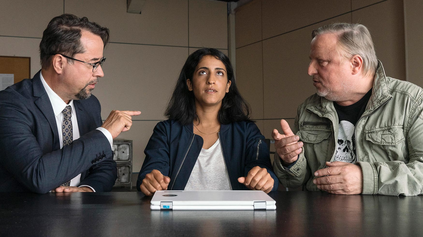 Annika Kröger (Banafshe Hourmazdi) hat genug von Boerne (Jan Josef Liefers) und Thiel (Axel Prahl).