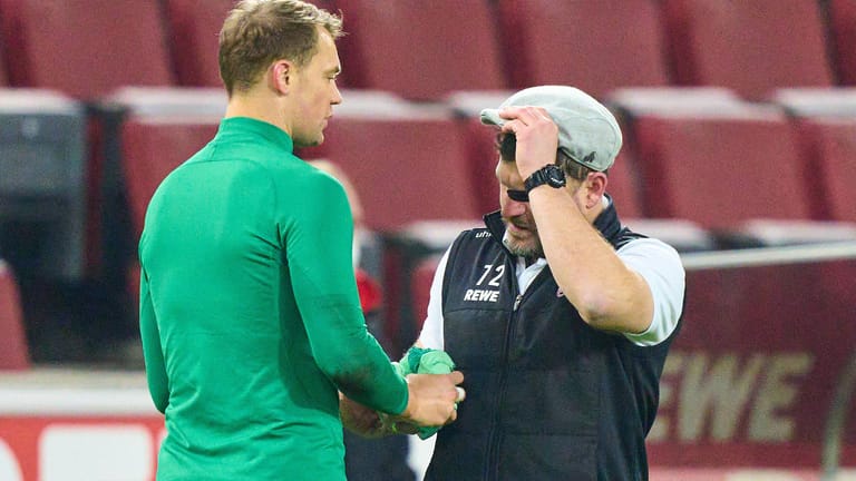 Steffen Baumgart zieht seinen Hut: Der FC-Trainer hat mit Bayern-Star Manuel Neuer Mütze gegen Trikot getauscht.