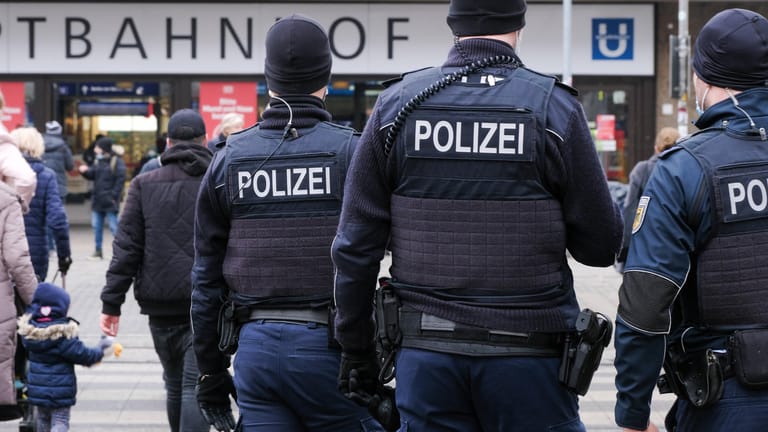 Polizisten vor dem Hauptbahnhof Düsseldorf (Archivbild): Bundespolizeibeamte konnten noch im Zug den Tatverdächtigen schnappen.