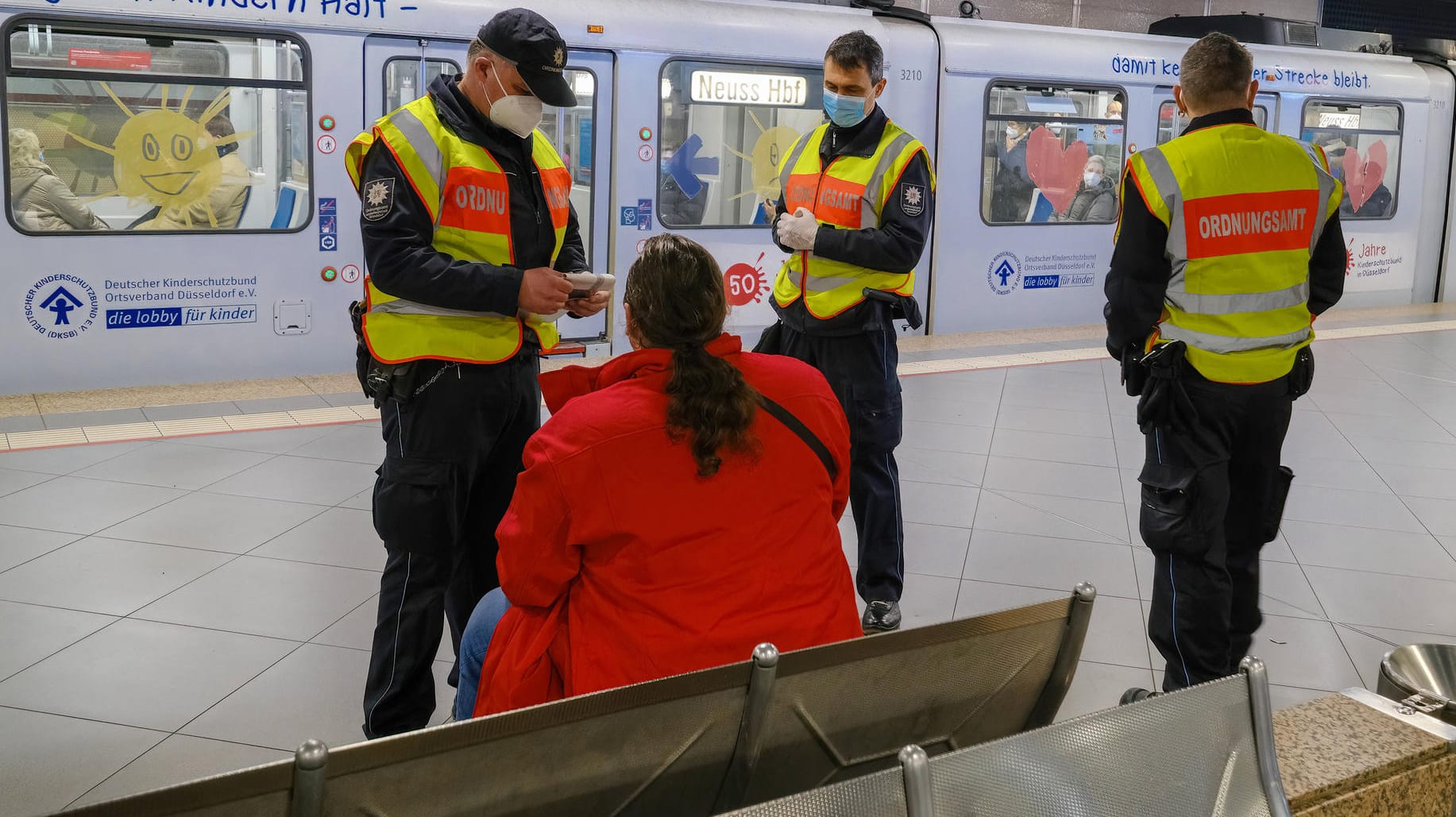 3G-Kontrolle in der Düsseldorfer Rheinbahn: Deutschland steht auf dem Striktheits-Index der Universität Oxford weit oben.