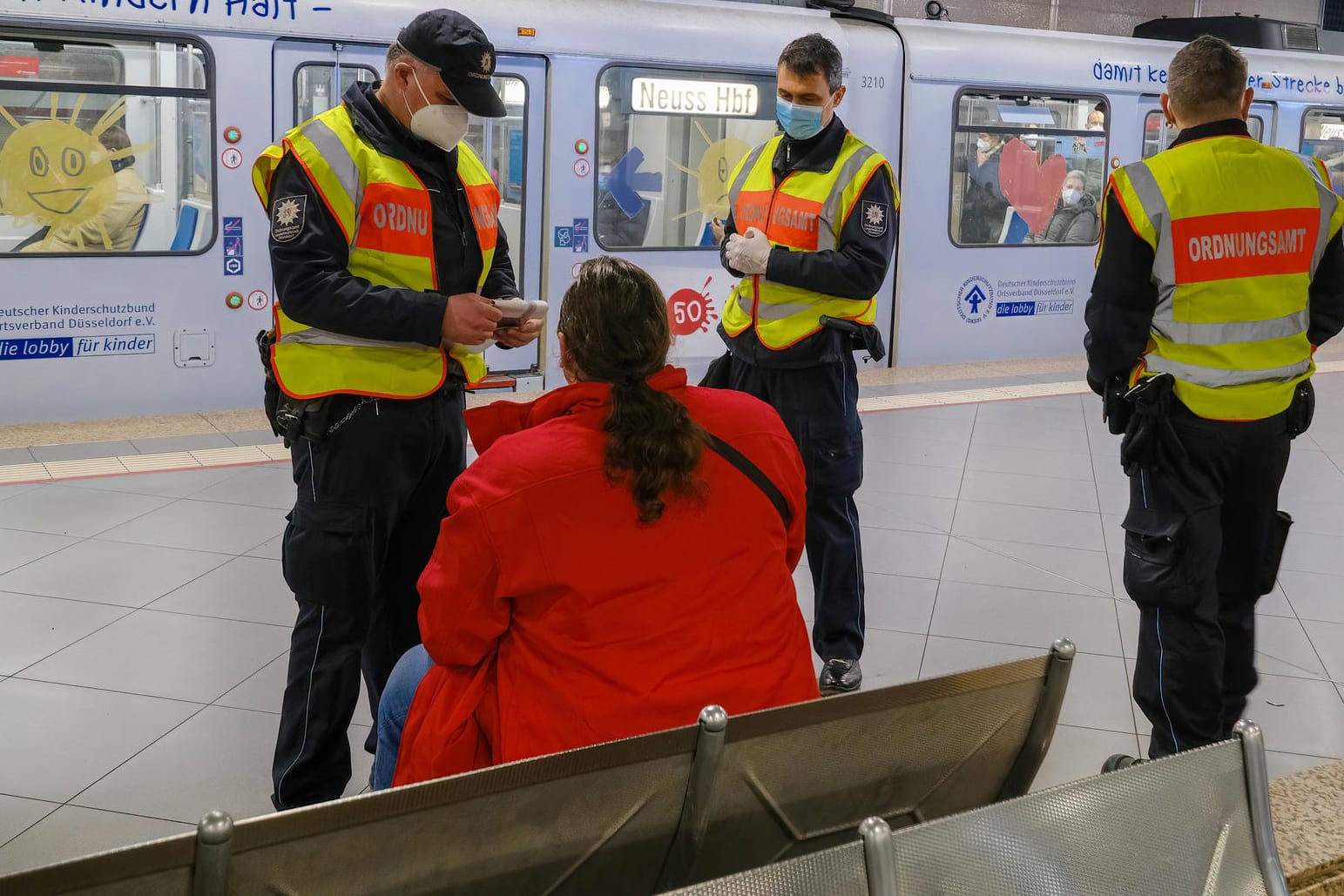 3G-Kontrolle in der Düsseldorfer Rheinbahn: Deutschland steht auf dem Striktheits-Index der Universität Oxford weit oben.