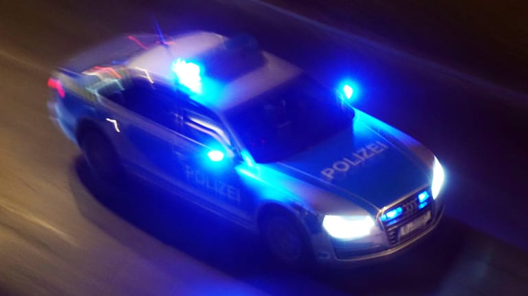 Ein Polizeiwagen bei Nacht auf Einsatzfahrt in Berlin (Symbolbild): Der Angreifer konnte festgenommen werden.