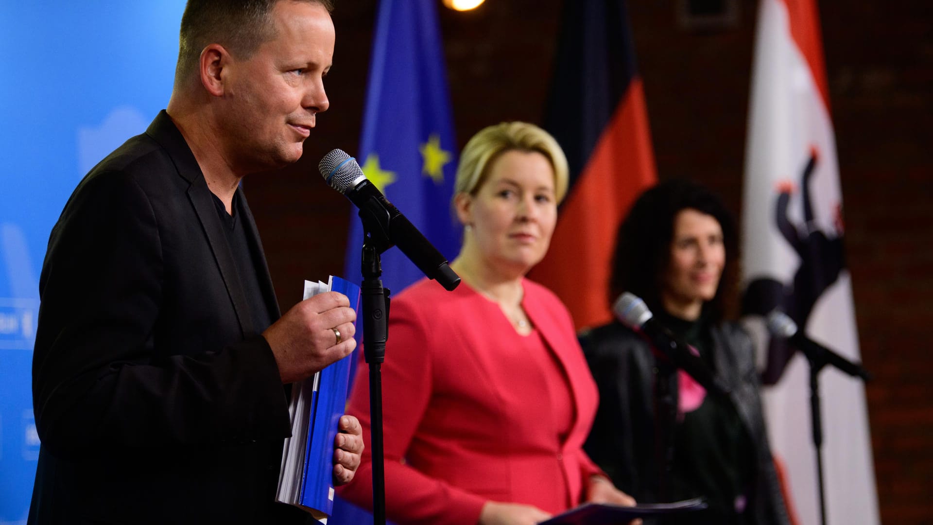 Lederer (Die Linke), Giffey (m, SPD) und Jarasch (Bündnis 90/Die Grünen) am Ende der Klausurtagung: Im März wird die neue Regierung 100 Tage im Amt sein. Lederer (Die Linke), Giffey (m, SPD) und Jarasch (Bündnis 90/Die Grünen) am Ende der Klausurtagung: Im März wird die neue Regierung 100 Tage im Amt sein.