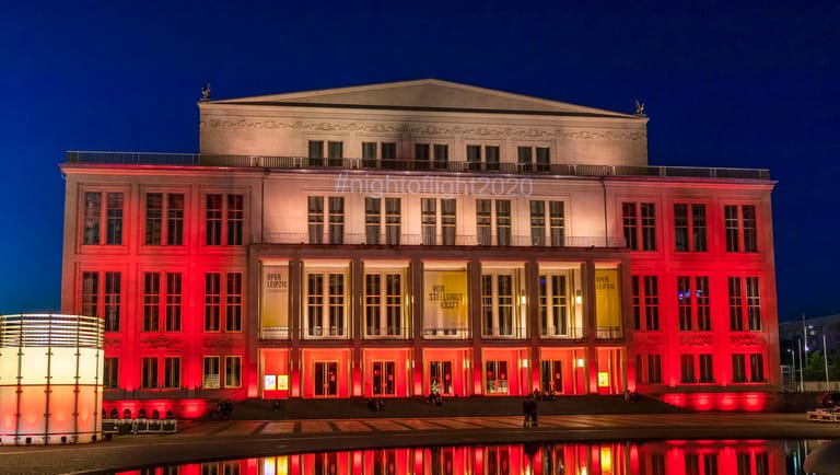 Mit rotem Licht hatte auch die Oper auf die Auswirkungen der Pandemie auf die Veranstaltungsbranche aufmerksam gemacht (Archivbild): Nun darf sie wieder öffnen.