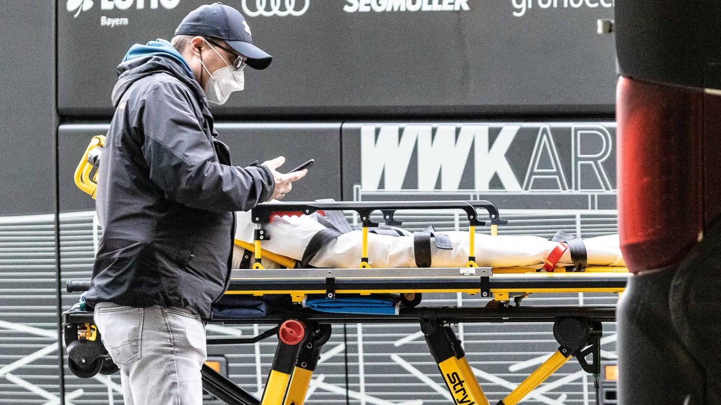 Der Busfahrer wird mit einer Trage ins Krankenhaus gebracht.
