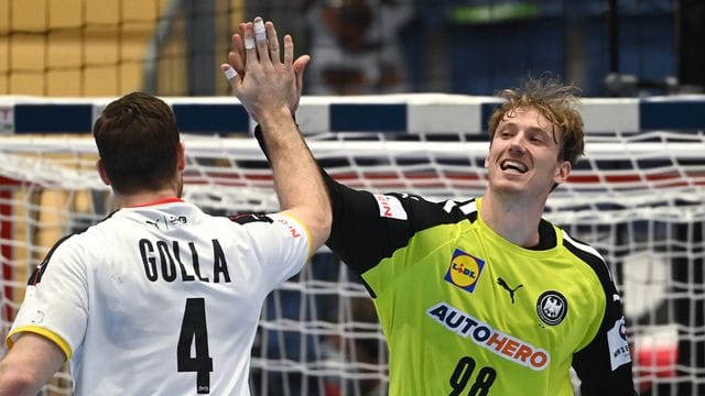 Deutschlands Torwart Till Klimpke (r) erhielt nach dem Spiel gegen Österreich viel Lob.