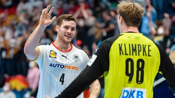 Zweites Spiel, zweiter Sieg: Die deutschen Handballer ringen Österreich mit viel Arbeitseifer nieder und stehen so gut wie in der EM-Hauptrunde. Besonders einer der Jungprofis brilliert.