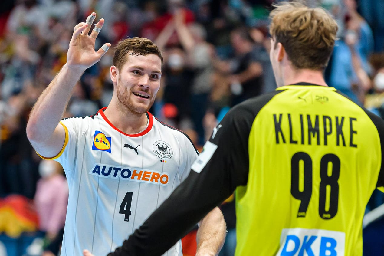 Zweites Spiel, zweiter Sieg: Die deutschen Handballer ringen Österreich mit viel Arbeitseifer nieder und stehen so gut wie in der EM-Hauptrunde. Besonders einer der Jungprofis brilliert.