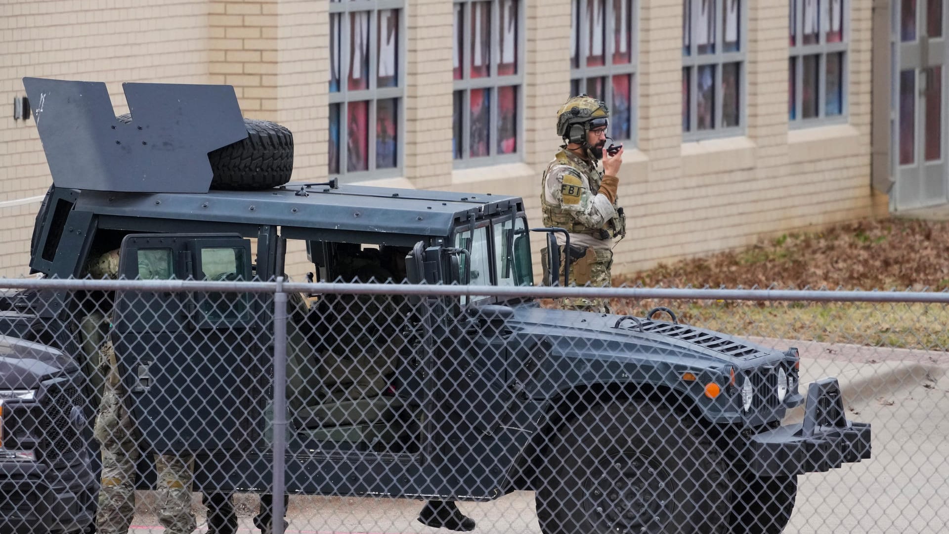 Ein Polizist steht am Gebäude der Synagoge in Texas am Sonntag: Der Geiselnehmer war britischer Staatsbürger.