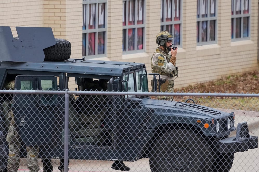 Ein Polizist steht am Gebäude der Synagoge in Texas am Sonntag: Der Geiselnehmer war britischer Staatsbürger.