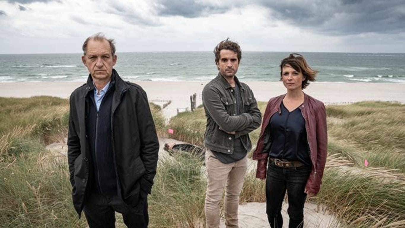 Hauptkommissar Carl Sievers (Peter Heinrich Brix, l) und seine Kollegen Hinnerk Feldmann (Oliver Wnuk) und Ina Behrendsen (Julia Brendler) ermitteln auf Sylt.