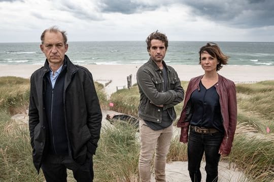 Hauptkommissar Carl Sievers (Peter Heinrich Brix, l) und seine Kollegen Hinnerk Feldmann (Oliver Wnuk) und Ina Behrendsen (Julia Brendler) ermitteln auf Sylt.