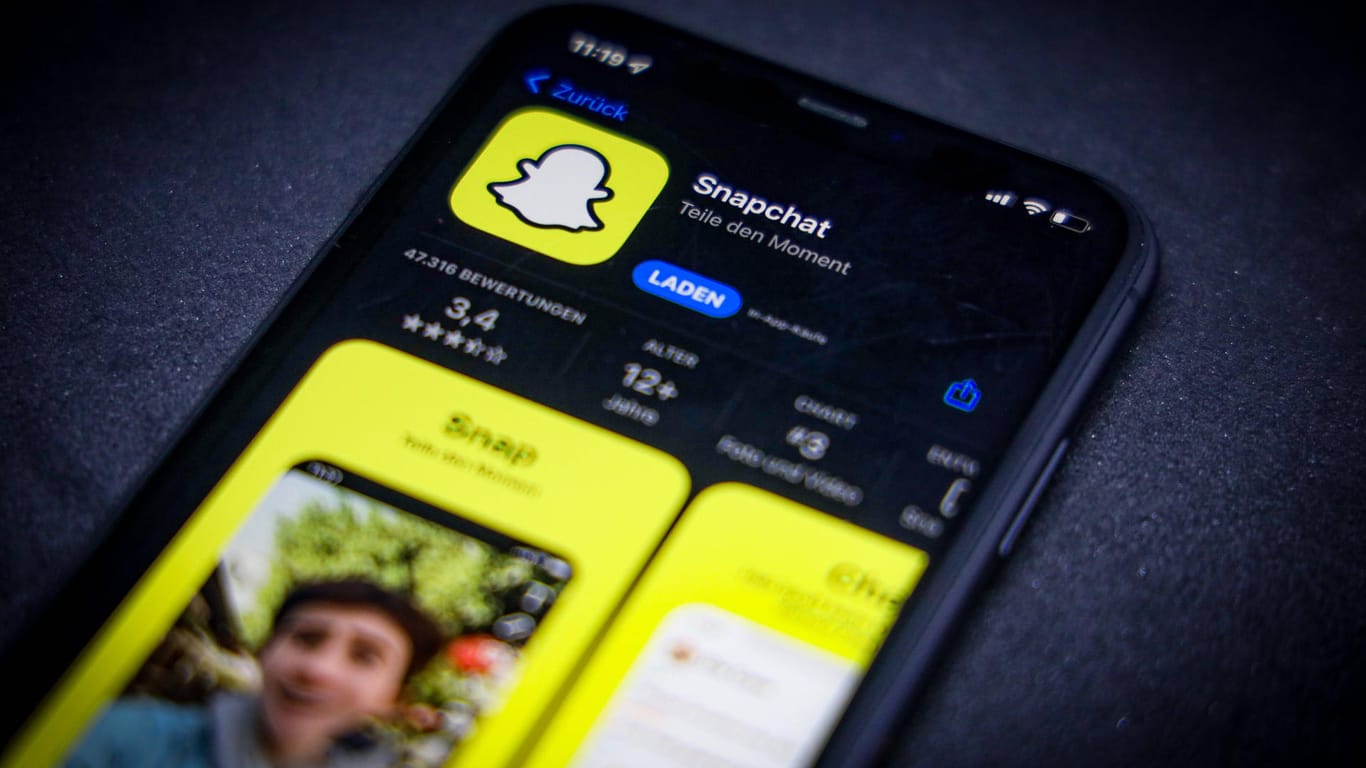 Ein Telefon mit der Snapchat-App (Symbolbild): Die GPS-Funktion führte die Polizei zu einem Mädchen, das gefangen gehalten wurde.