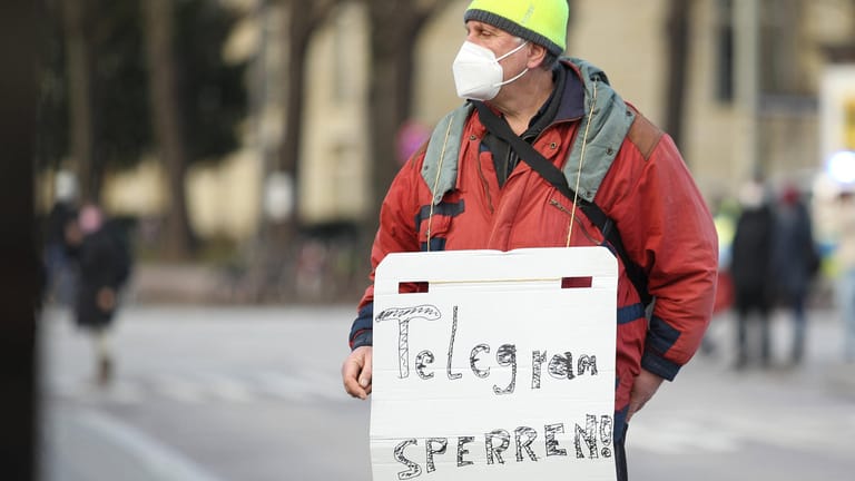 Ein Demonstrant hält ein Schild mit dem Text "Telegram sperren" hoch (Archivbild): Das BKA will offenbar jetzt den Druck auf den Messengerdienst erhöhen.