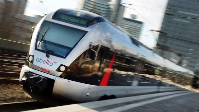 Ein Zug des Bahnunternehmens Abellio fährt aus dem Essener Hauptbahnhof: Reisende und Pendler müssen mehr Zeit einplanen. Ein Zug des Bahnunternehmens Abellio fährt aus dem Essener Hauptbahnhof: Reisende und Pendler müssen mehr Zeit einplanen.
