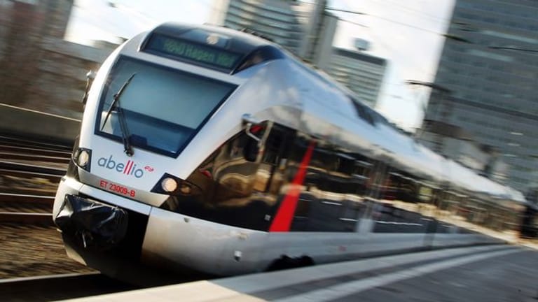 Ein Zug des Bahnunternehmens Abellio fährt aus dem Essener Hauptbahnhof: Reisende und Pendler müssen mehr Zeit einplanen.
