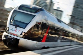 Ein Zug des Bahnunternehmens Abellio fährt aus dem Essener Hauptbahnhof: Reisende und Pendler müssen mehr Zeit einplanen.