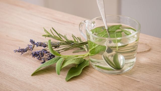 Rosmarin, Lavendel und Salbei: Sie lassen sich unter anderem für frische Tees verwenden.