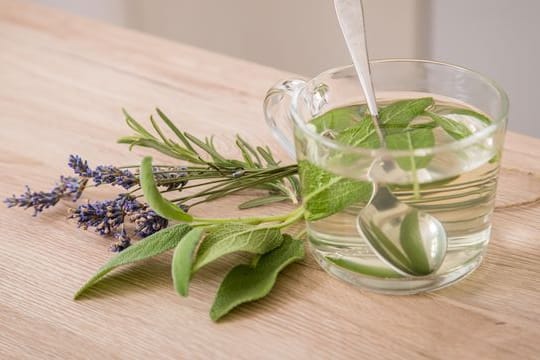 Rosmarin, Lavendel und Salbei: Sie lassen sich unter anderem für frische Tees verwenden.