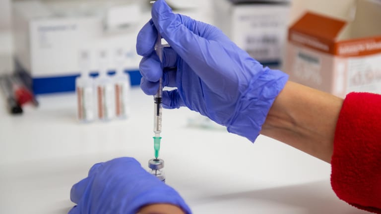 Eine Arzthelferin zieht eine Spritze auf (Symbobild): Mehr als 34.000 Menschen haben sich binnen eines Tages mit dem Coronavirus infiziert.