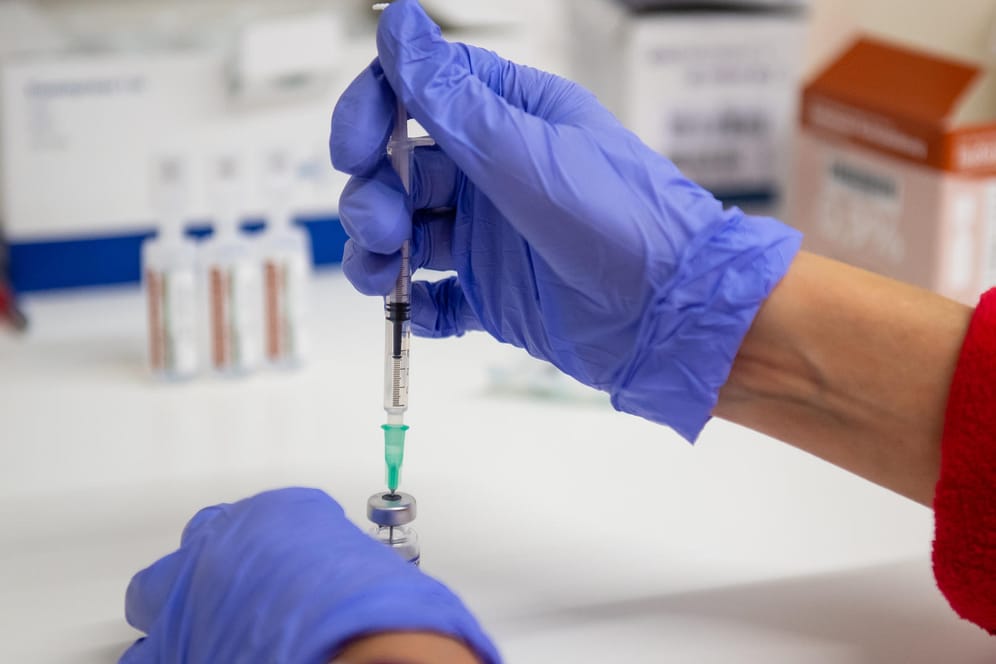 Eine Arzthelferin zieht eine Spritze auf (Symbobild): Mehr als 34.000 Menschen haben sich binnen eines Tages mit dem Coronavirus infiziert.