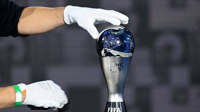Eine der Trophäen wird vor der Preisverleihung der FIFA für die Weltfußballerin und den Weltfußballer auf einem Sockel platziert. Eine der Trophäen wird vor der Preisverleihung der FIFA für die Weltfußballerin und den Weltfußballer auf einem Sockel platziert.