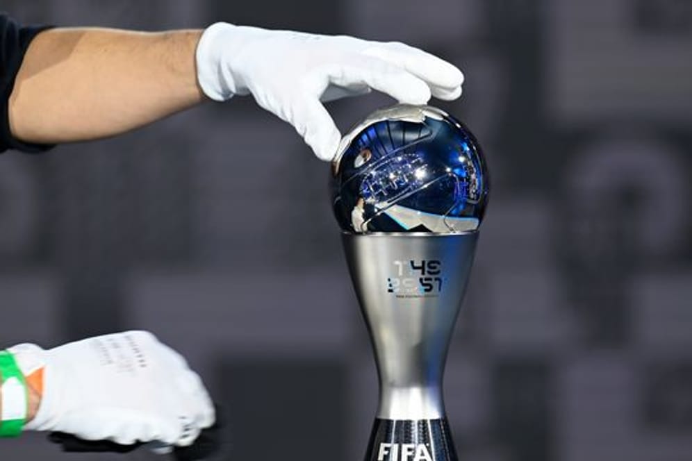 Eine der Trophäen wird vor der Preisverleihung der FIFA für die Weltfußballerin und den Weltfußballer auf einem Sockel platziert.