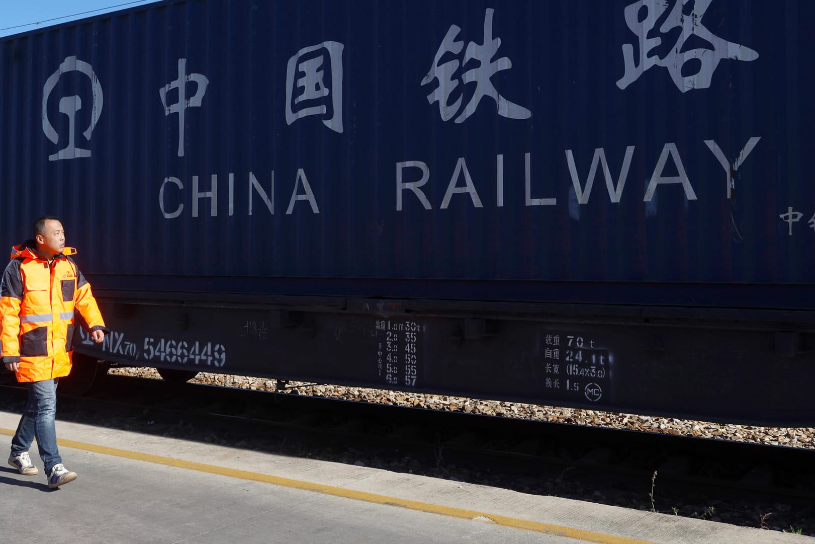 Ein Schiffscontainer in China (Symbolbild): Chinas Wirtschaft wächst weiter – der Schwung scheint jedoch abzunehmen. Ein Schiffscontainer in China (Symbolbild): Chinas Wirtschaft wächst weiter – der Schwung scheint jedoch abzunehmen.