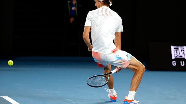 Alexander Zverev spielt bei seinem Erstrundensieg gegen Daniel Altmaier den Ball zwischen seinen Beinen hindurch. Alexander Zverev spielt bei seinem Erstrundensieg gegen Daniel Altmaier den Ball zwischen seinen Beinen hindurch.