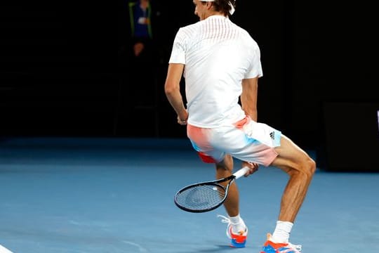 Alexander Zverev spielt bei seinem Erstrundensieg gegen Daniel Altmaier den Ball zwischen seinen Beinen hindurch.